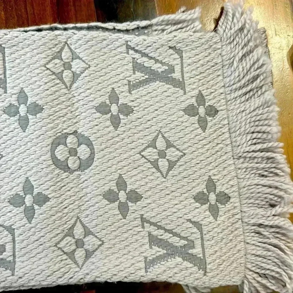 Louis Vuitton scarf - Picture 2 of 4